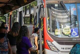 Passageiros do transporte coletivo em ponto de ônibus de Campo Grande (Foto: Arquivo)