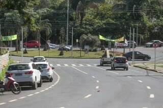 Rotatória do cruzamento entre a 14 de Julho, Rachid Neder e Rui Barbosa, onde estão sendo instalados semáforos (Foto: Marcos Maluf)