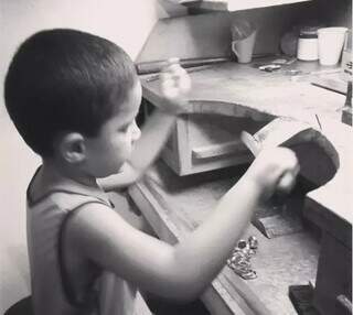 Imagem de 2014 mostra o filho Pedro, brincando na banca do pai Fabríco Lima (Foto: Instagram)