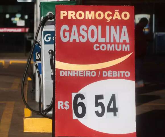 Capital amanhece com litro da gasolina at&eacute; R$ 0,40 mais barato; entenda