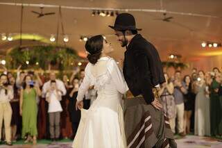 No momento da dança, os dois trocaram as roupas por trajes tradicionais. (Foto: Matheus D&#39;Almeida)