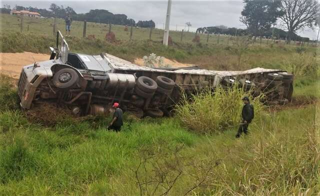 Ao passar por buraco, barra de dire&ccedil;&atilde;o quebra e carreta bitrem tomba