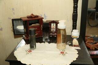 Potes com cremes corporais e perfumes usados por Delanira ainda não têm destino. (Foto: Kísie Ainoã)