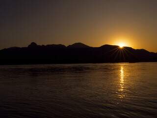 Pôr do sol no Rio Paraguai, em frente a Serra do Amolar. (Foto: Divulgação GM)