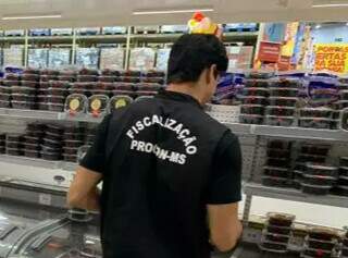 Fiscal do Procon/MS em supermercado da Capital. (Foto: Divulgação - Procon/MS)