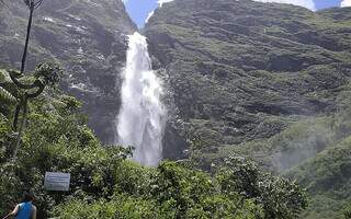 Cachoeira com cerca de 186 metros de queda livre em São Roque de Minas, um destino do interior mineiro para visitar em família - Foto: Reprodução