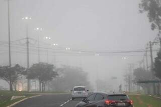 Neblina na avenida Ministro João Arinos, na região leste da Capital (Foto: Henrique Kawaminami)