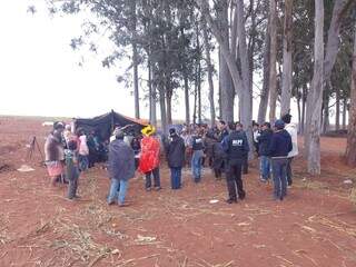Representantes do MPF conversam com índios acampados em fazenda em Amambai (Foto: Divulgação)