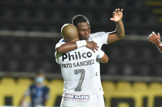 Jogadores do Santos comemorando o gol desta noite durante a partida. (Foto: Reprodução/TwitterSantosFC)