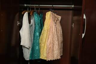 Saias coloridas, as preferidas de Delinha, seguem no guarda-roupas. (Foto: Kísie Ainoã)