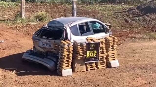 Motorista fura bloqueio e capota carro com mais de 200 kg de maconha em rodovia