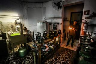 Fábrica de Nagib conta com cerca de 25 laminadores para confecção de joias (Foto: Marcos Maluf)