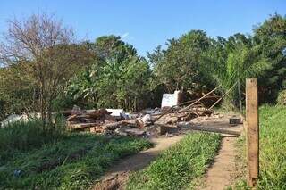 Barracos já começaram a ser demolidos. (Foto: Paulo Francis)