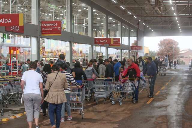 Para pegar promo&ccedil;&otilde;es de inaugura&ccedil;&atilde;o, clientes madrugam em fila de atacadista