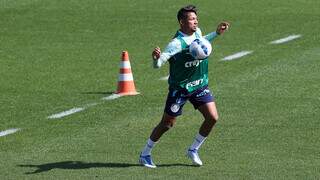 Atacante Rony domina a bola no peito em treino no Palmeiras (Foto: Divulgação)