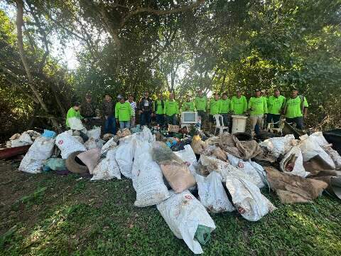 PMA e voluntários retiram 1 tonelada de lixo do Rio Aquidauana em ação conjunta