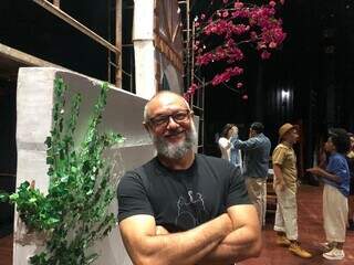 No palco do teatro, diretor Fernandes comenta sobre o musical. (Foto: Jéssica Fernandes)