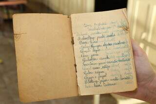 Caderno antigo de Delinha, ainda da época escolar, era usado para aprender inglês. (Foto: Kísie Ainoã)