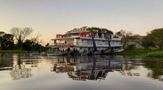 Barco hotel Bruno Pesca, nas águas do Rio Paraguai. (Foto: Divulgação GM)