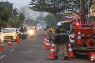 Fiscais da Agetran organizavam trânsito na região, que ficou lento. (Foto: Marcos Maluf)