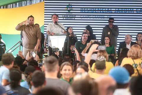 Na Capital, Bolsonaro abre discurso com ataque a “cor vermelha” do PT 