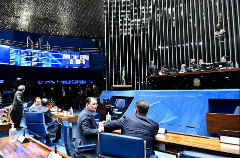 Senado aprova vale-caminhoneiro de R$ 1 mil e Auxílio Brasil por R$ 600 