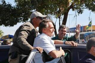 Bolsonaro e Riedel em carreata para inauguração de apartamentos. (Foto: Paulo Francis)
