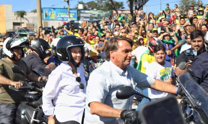 Com Tereza na garupa, Bolsonaro participa de “motociata” em Campo Grande