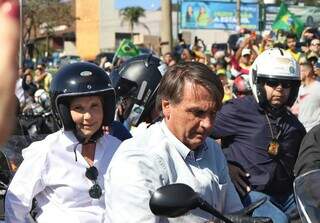 Presidente Jair Bolsonaro com a ex-ministra Tereza Cristina em motociata promovida em Campo Grande. (Foto: Paulo Francis)