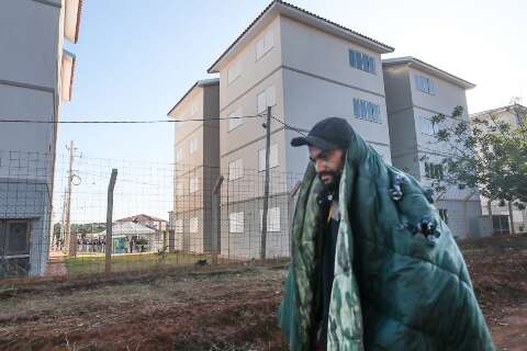 "Ter uma casinha" é sonho de morador de rua atrás de obra entregue por Bolsonaro