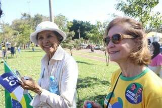 De camiseta amarela, a servidora federal aposentada Elaine de Oliveira, de 63 anos (Foto: Paulo Francis)