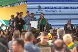 Prefeita Adriane Lopes, em discurso há pouco na entrega de casas no Jardim Canguru. (Foto: Henrique Kawaminami)