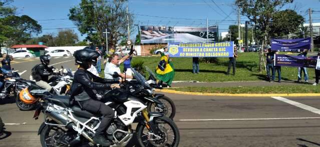 Com entrega de canetas, sindicato da PRF protesta contra Bolsonaro