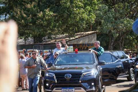 Presidente Bolsonaro desfila em carro aberto pelas ruas da Capital