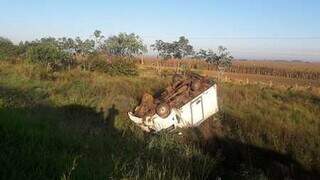Caminhão baú capotado às margens da rodovia BR-060. (Foto: Sidrolândia News)