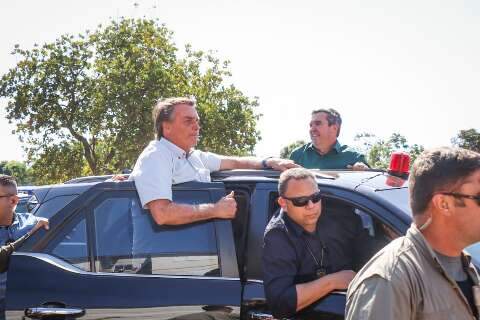 Presidente Bolsonaro "cola" em Riedel durante evento em Campo Grande