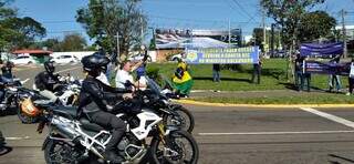 Presidente passando de moto em local onde sindicato protestava. (Foto: Sindicato PRF)