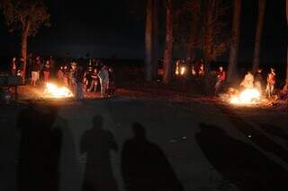 Índios em volta de fogueiras na fazenda reocupada após morte de guarani-kaiowá (Foto: Direto das Ruas)