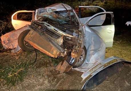 Mulher morre e duas pessoas ficam feridas ap&oacute;s colis&atilde;o de carreta em ve&iacute;culo 