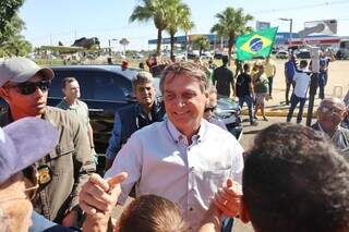 Bolsonaro distibuiu apertos de mão ao chegar em Campo Grande. (Foto: Paulo Francis)