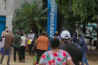 Pessoas aguardando em frente a uma das agências do INSS. (Foto: Marcos Maluf | Arquivo)