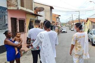 Integrantes do Terreiro Ylé Ashé Oba Yzôo percorrem a rua Thomé de Souza no Bairro Liberdade. (Foto: Heitor Salatiel)