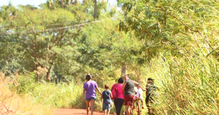 Comunidade indígena caminhando em estrada, em Dourados  (Foto: Edio Fazan / arquivo Dourados News) 