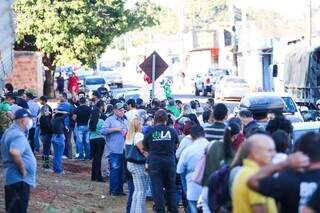Fila de fãs do presidente e moradores na Rua Catiguá, no Jardim Canguru. (Foto: Henrique Kawaminami)