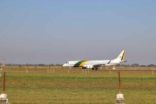 Avião desembarcou nesta manhã, na Base Aérea de Campo Grande. (Foto: Paulo Francis)