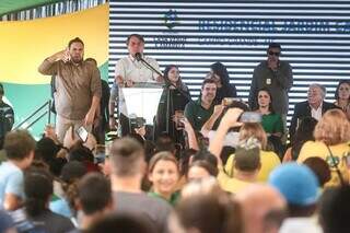 Presidente Jair Bolsonaro durante entrega de chaves de apartamentos na Capital (Foto: Marcos Maluf)