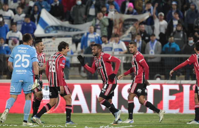 Com tr&ecirc;s jogadores a menos, S&atilde;o Paulo derrota Universidad Cat&oacute;lica