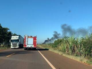 Fumaça durante incêndio em caminhão dava para ser vista de longe. (Foto: Bruna Marques)