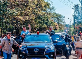 Bolsonaro e Riedel durante carreata pela Avenida Adonso Pena. (Foto:: Assessoria)