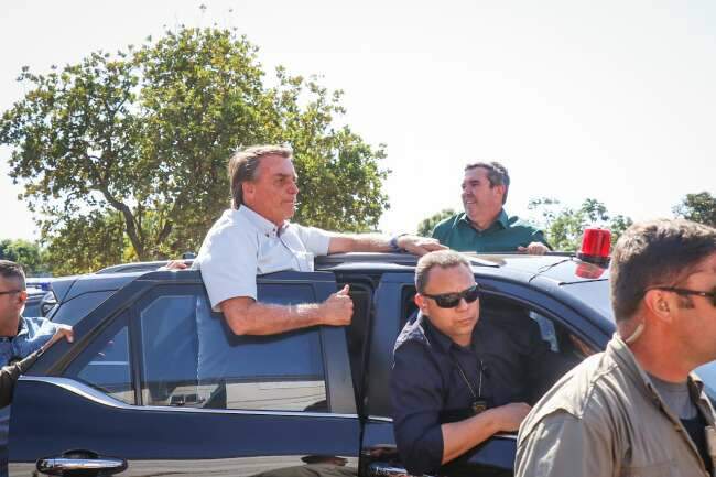Presidente Bolsonaro &#34;cola&#34; em Riedel durante evento em Campo Grande